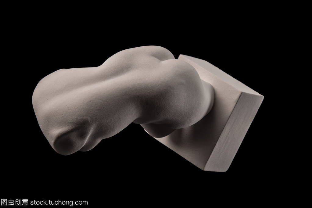 石膏里的永恒——女人雕像的静默诉说